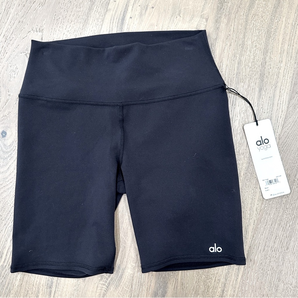 NWT ALO BIKE SHORT 5”